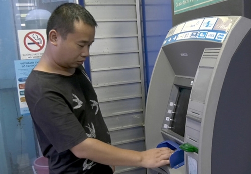Tin tức - Lào Cai: Bắt quả tang đối tượng người Trung Quốc dùng 102 thẻ ATM giả rút tiền