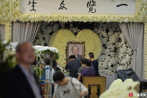 Tin tức - Nhiều nghệ sĩ và người nổi tiếng Trung Quốc gửi hoa viếng tang lễ Kim Dung