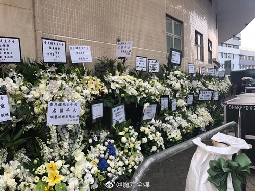 Tin tức - Nhiều nghệ sĩ và người nổi tiếng Trung Quốc gửi hoa viếng tang lễ Kim Dung (Hình 5).