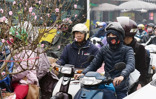Tin trong nước - Người dân khốn khổ tìm cách thoát khỏi Hà Nội dưới trời mưa rét để về quê đón Tết