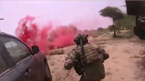 Tin thế giới - IS tung video gây sốc cảnh tập kích giết 4 lính Mỹ ở Nigeria (Hình 2).