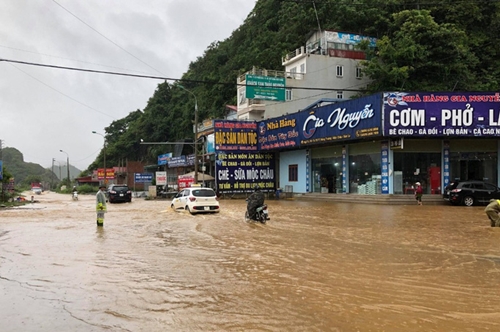 Tin trong nước - Ảnh hưởng bão số 3: Mộc Châu chìm trong mưa lũ (Hình 4).