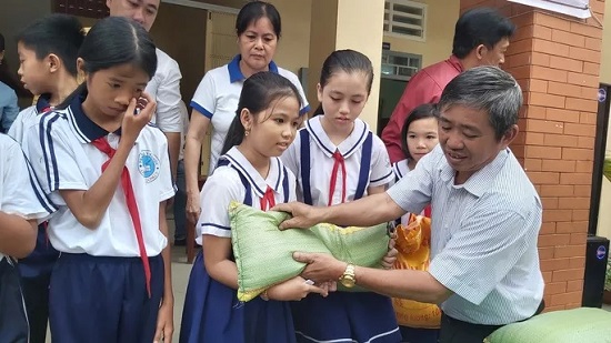 Việc tốt quanh ta - 100 học sinh nghèo ở Phú Quốc được tặng hơn 2 tấn gạo ăn Tết