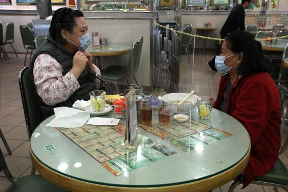 Ăn - Chơi - Để phòng dịch bệnh, nhà hàng ở Hồng Kông đặt tấm ngăn trên bàn ăn