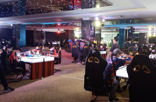 Tin trong nước - Bất chấp lệnh cấm, gần 100 game thủ vẫn tụ tập thi đấu ở Cocobay Đà Nẵng