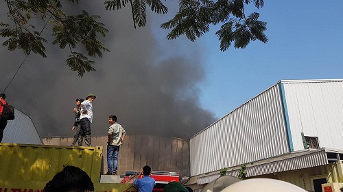 Tin trong nước - Hà Nội: Cháy lớn, khói đen bủa vây ở khu công nghiệp Ngọc Hồi