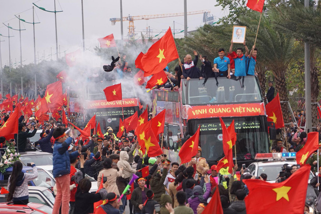 Tin tức - Lễ chào mừng U23 Việt Nam: Các cầu thủ lên xe bus diễu hành