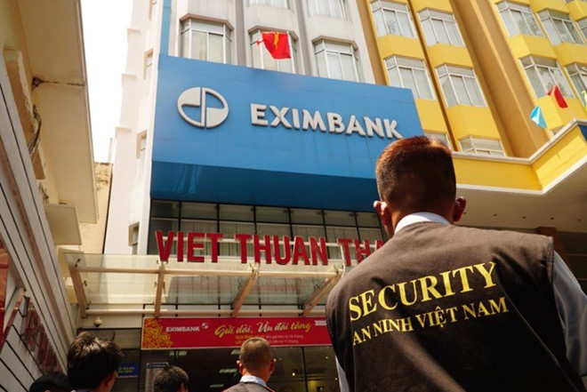 Tin tức - Vụ mất 245 tỷ đồng tiết kiệm: Khởi tố 4 nhân viên Eximbank chi nhánh TP.HCM