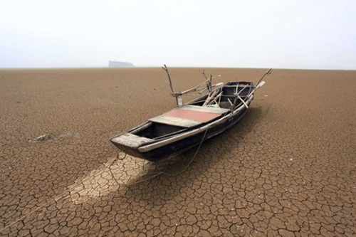 Đời sống - Bất ngờ với hồ nước ngọt lớn nhất Trung Quốc cạn khô sau mùa hạn hán (Hình 4).