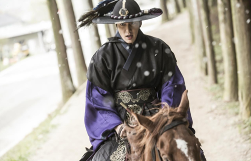 Tin tức giải trí - 'Huyền thoại biển xanh' tiết lộ hình ảnh Lee Min Ho mặc cổ trang chiến đấu (Hình 2).