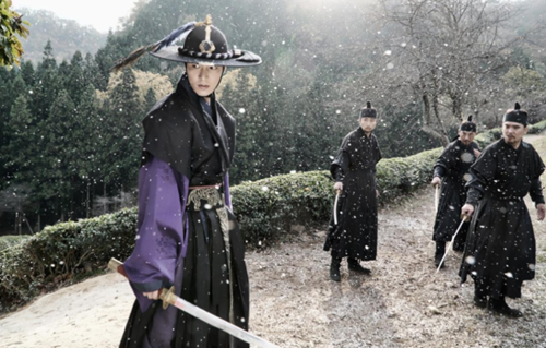 Tin tức giải trí - 'Huyền thoại biển xanh' tiết lộ hình ảnh Lee Min Ho mặc cổ trang chiến đấu (Hình 3).