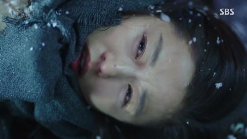 Tin tức giải trí - Huyền thoại biển xanh tập 5: Jun Ji Hyun cắn tình địch, gặp tai nạn lúc hẹn hò (Hình 17).