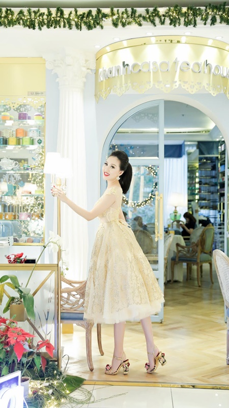 Tin tức giải trí - Hoa hậu Huỳnh Thúy Anh một mình cafe ngày cuối tuần (Hình 2).