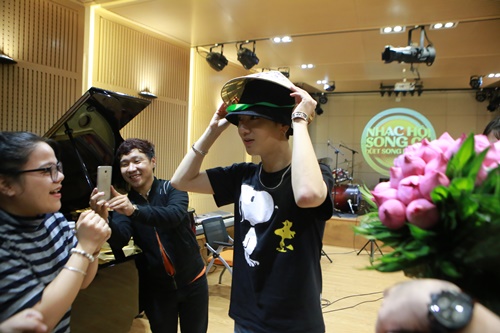 Tin tức giải trí - Yesung thích thú khi được tặng nón lá, hoa sen Việt Nam (Hình 4).