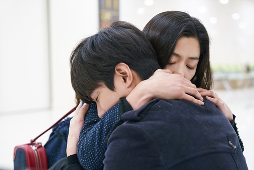 Tin tức giải trí - Huyền thoại biển xanh tập 18: Jun Ji Hyun đỡ đạn thay Lee Min Ho (Hình 3).