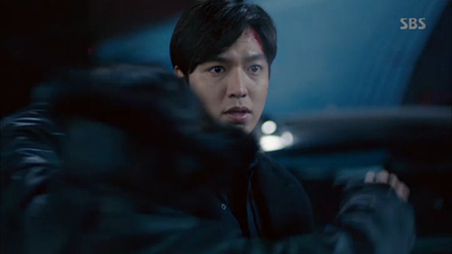 Tin tức giải trí - Huyền thoại biển xanh tập 18: Jun Ji Hyun đỡ đạn thay Lee Min Ho (Hình 9).