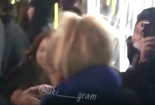 Chuyện làng sao - Xôn xao với đoạn clip G-Dragon bảo vệ và hôn Dara trước đám đông (Hình 2).