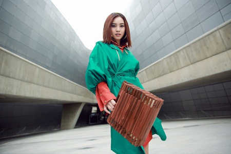 Tin tức - Ninh Dương Lan Ngọc “chơi màu” ấn tượng tại Seoul Fashion Week (Hình 2).