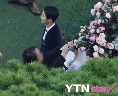 Tin tức - Đám cưới Song Hye Kyo - Song Joong Ki: Cô dâu chú rể ngọt ngào 'khóa môi' (Hình 17).