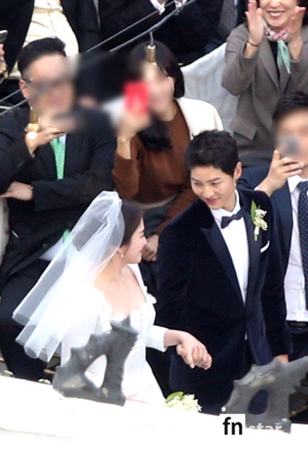 Tin tức - Đám cưới Song Hye Kyo - Song Joong Ki: Cô dâu chú rể ngọt ngào 'khóa môi' (Hình 8).