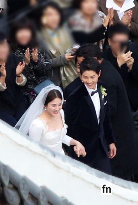 Tin tức - Đám cưới Song Hye Kyo - Song Joong Ki: Cô dâu chú rể ngọt ngào 'khóa môi' (Hình 10).
