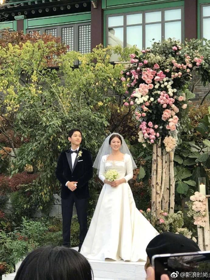 Tin tức - Đám cưới Song Hye Kyo - Song Joong Ki: Cô dâu chú rể ngọt ngào 'khóa môi' (Hình 7).