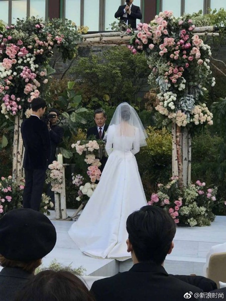 Tin tức - Đám cưới Song Hye Kyo - Song Joong Ki: Cô dâu chú rể ngọt ngào 'khóa môi' (Hình 4).