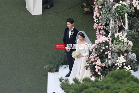 Tin tức - Đám cưới Song Hye Kyo - Song Joong Ki: Cô dâu chú rể ngọt ngào 'khóa môi' (Hình 5).