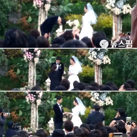 Tin tức - Đám cưới Song Hye Kyo - Song Joong Ki: Cô dâu chú rể ngọt ngào 'khóa môi' (Hình 3).