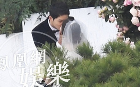 Tin tức - Đám cưới Song Hye Kyo - Song Joong Ki: Cô dâu chú rể ngọt ngào 'khóa môi' (Hình 2).