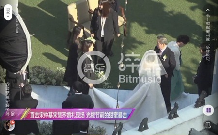 Tin tức - Đám cưới Song Hye Kyo - Song Joong Ki: Cô dâu chú rể ngọt ngào 'khóa môi' (Hình 16).