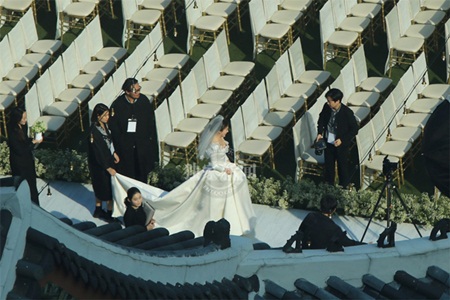 Tin tức - Đám cưới Song Hye Kyo - Song Joong Ki: Cô dâu chú rể ngọt ngào 'khóa môi' (Hình 13).
