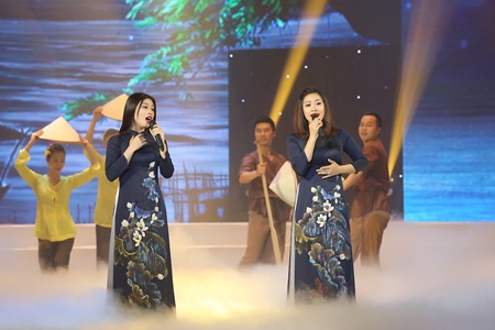 Tin tức - 'Chị em Sao Mai' Thu Hằng - Bích Hồng đọ vẻ xinh đẹp khi đứng chung sân khấu