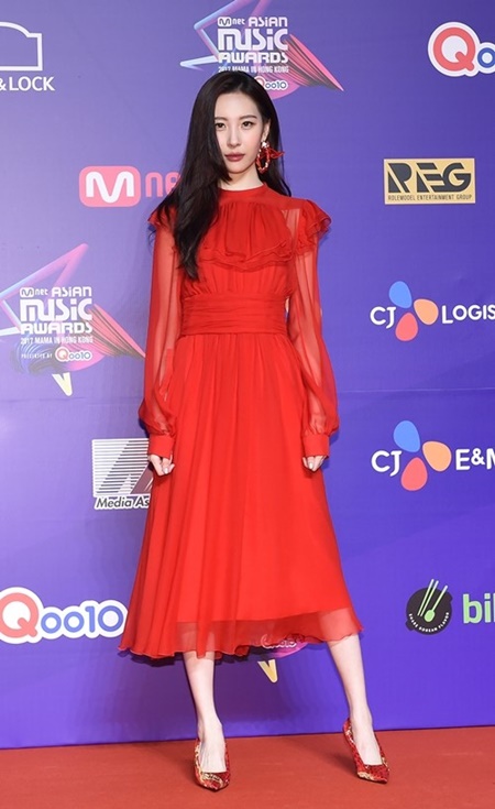 Tin tức - Thảm đỏ MAMA 2017: Lee Young Ae, Song Joong Ki - xứng danh 'tượng đài nhan sắc' (Hình 5).