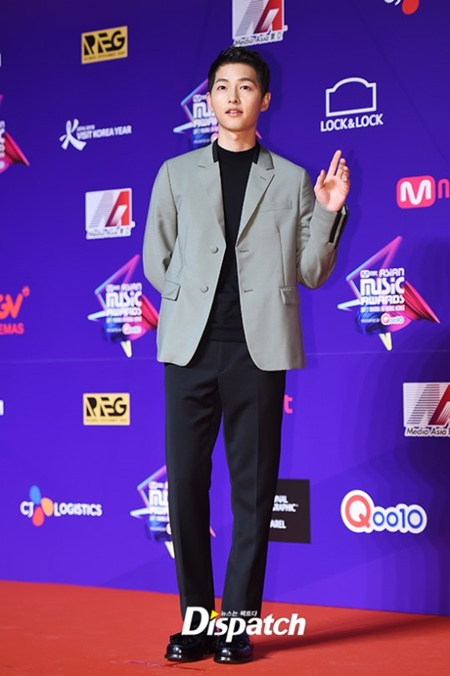 Tin tức - Thảm đỏ MAMA 2017: Lee Young Ae, Song Joong Ki - xứng danh 'tượng đài nhan sắc' (Hình 3).