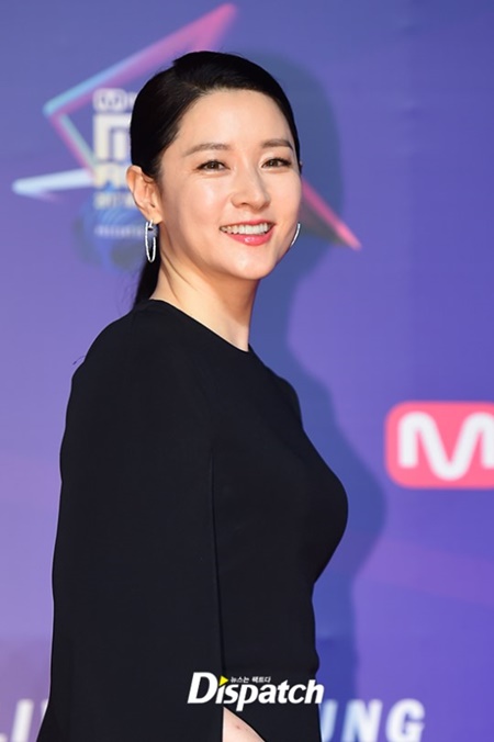 Tin tức - Thảm đỏ MAMA 2017: Lee Young Ae, Song Joong Ki - xứng danh 'tượng đài nhan sắc' (Hình 2).