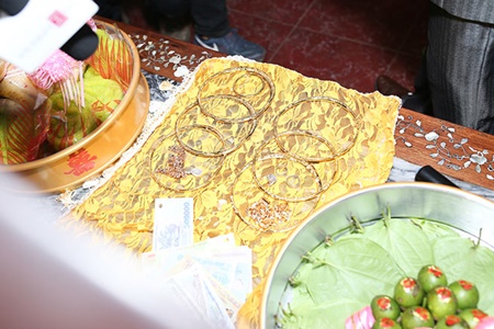 Tin tức - Quà cưới vàng ròng, kiềng đeo trĩu cổ của Lâm Khánh Chi trong lễ vu quy