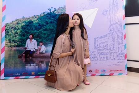 Tin tức giải trí - Hoa hậu Trần Thị Quỳnh mặc đồ đôi, hôn nhau tình cảm với con gái (Hình 4).