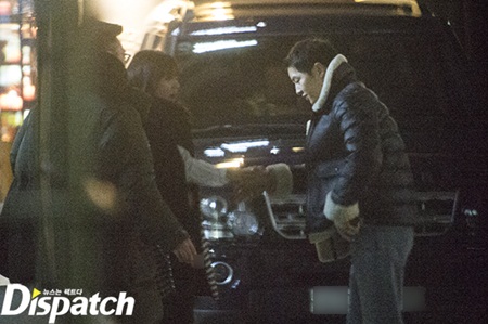 Chuyện làng sao - Dispatch 'cao tay' tiết lộ ảnh hẹn hò bí mật của Song Joong Ki và Song Hye Kyo (Hình 4).