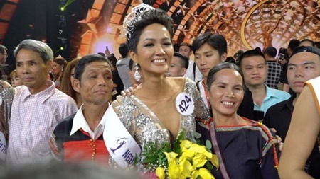 Tin tức - Tiết lộ bất ngờ về tân Hoa hậu H’Hen Niê qua lời kể của cha mẹ
