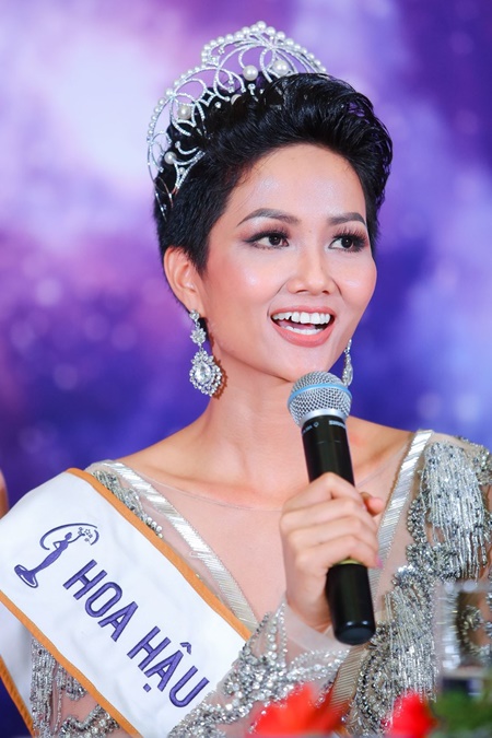 Tin tức - Tiết lộ bất ngờ về tân Hoa hậu H’Hen Niê qua lời kể của cha mẹ (Hình 3).