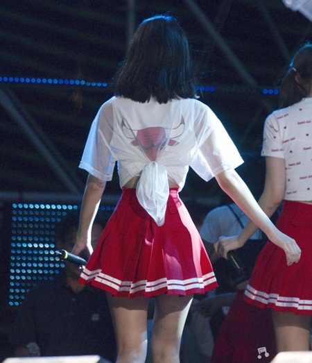 Tin tức - Vòng eo quá nhỏ luôn phải 'buộc quần túm áo' của nữ idol Kpop (Hình 3).