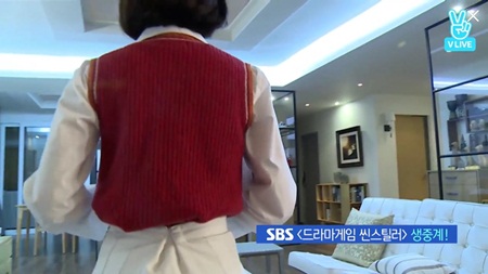 Tin tức - Vòng eo quá nhỏ luôn phải 'buộc quần túm áo' của nữ idol Kpop (Hình 4).