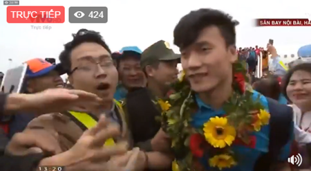 Tin tức - Lễ chào mừng U23 Việt Nam: Các cầu thủ lên xe bus diễu hành (Hình 19).
