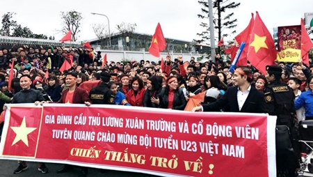 Tin tức - Lễ chào mừng U23 Việt Nam: Các cầu thủ lên xe bus diễu hành (Hình 23).