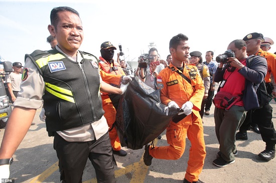 Tin thế giới - Vụ máy bay Lion Air chở 189 người rơi xuống biển: Đã vớt được 6 thi thể đầu tiên