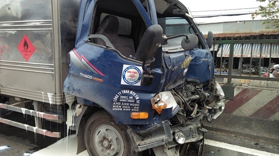 Tin trong nước - 4 xe tải tông liên hoàn trên quốc lộ, tài xế và phụ xe kêu cứu (Hình 2).