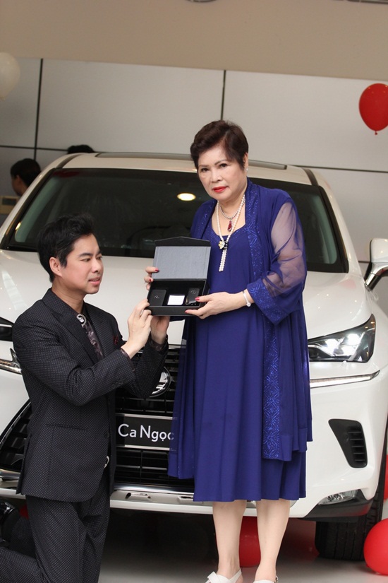 Tin tức - Ngọc Sơn được mẹ tặng xe tiền tỷ nhân dịp sinh nhật