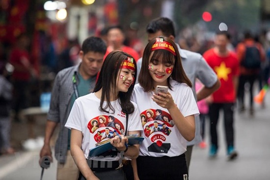 Tin trong nước - Dàn fan nữ xinh đẹp háo hức đổ về Hàng Đẫy cổ vũ ĐT Việt Nam (Hình 3).
