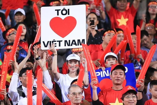 Tin trong nước - Dàn fan nữ xinh đẹp háo hức đổ về Hàng Đẫy cổ vũ ĐT Việt Nam (Hình 4).